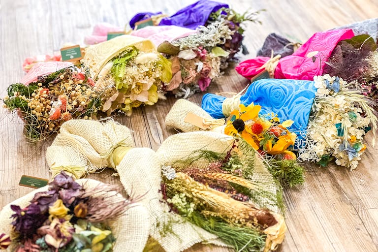 【代官山駅2分】撮影に適した巨大なドライフラワーが特徴的な機材の使用も無料なレンタルスタジオの画像11