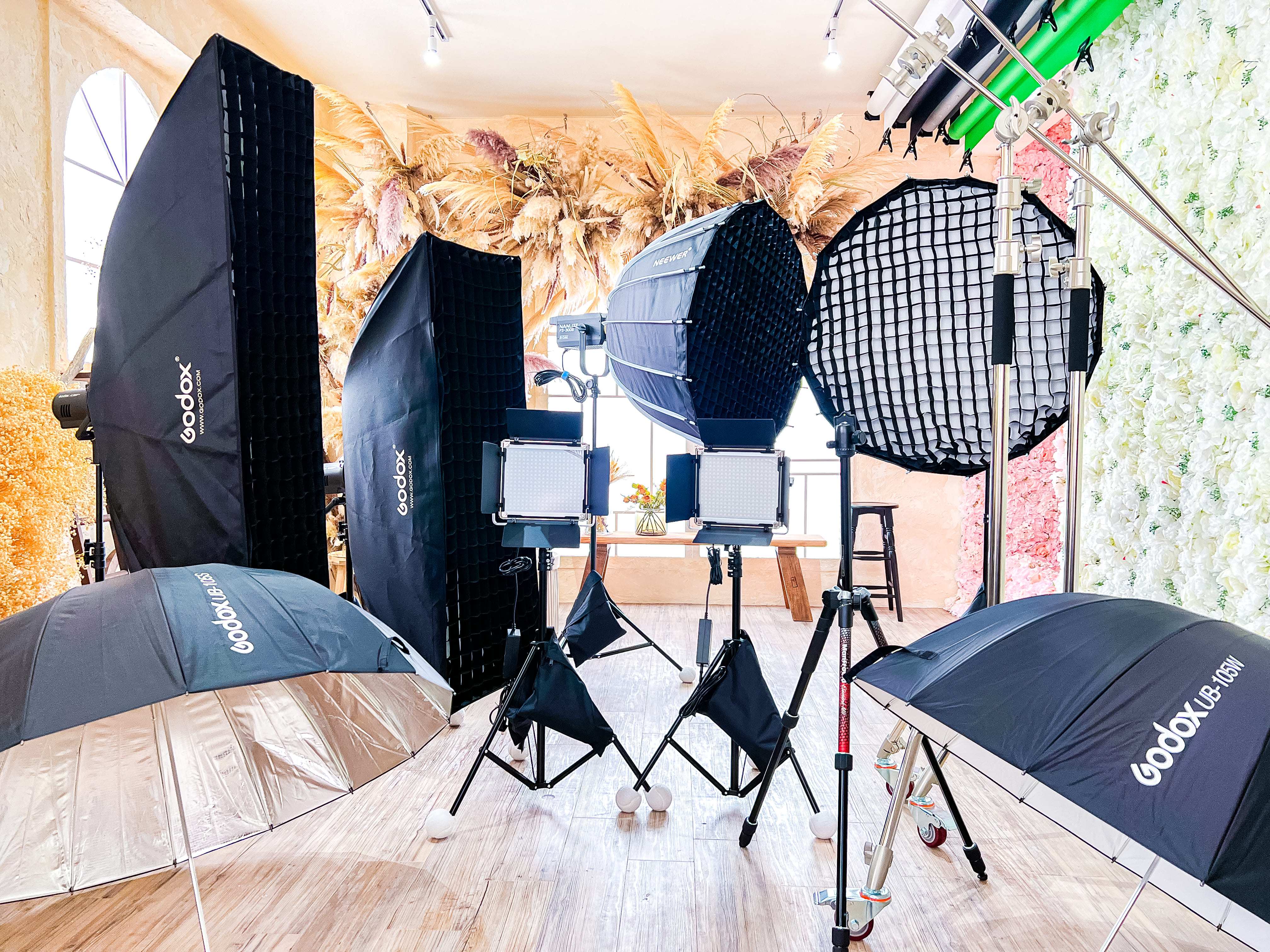 【代官山駅2分】撮影に適した巨大なドライフラワーが特徴的な機材の使用も無料なレンタルスタジオ