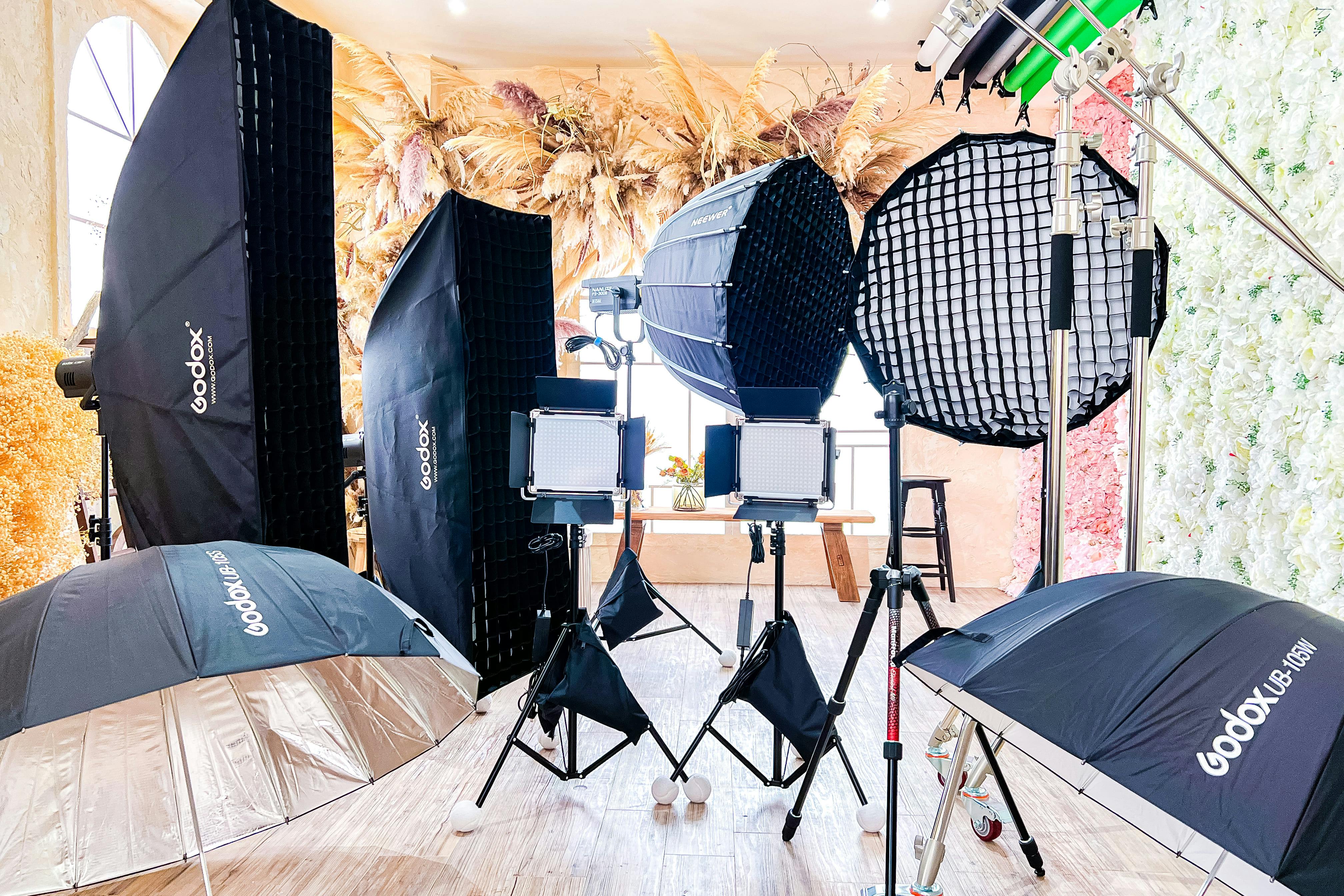 【代官山駅2分】撮影に適した巨大なドライフラワーが特徴的な機材の使用も無料なレンタルスタジオ