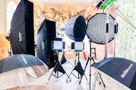 【代官山駅2分】撮影に適した巨大なドライフラワーが特徴的な機材の使用も無料なレンタルスタジオ