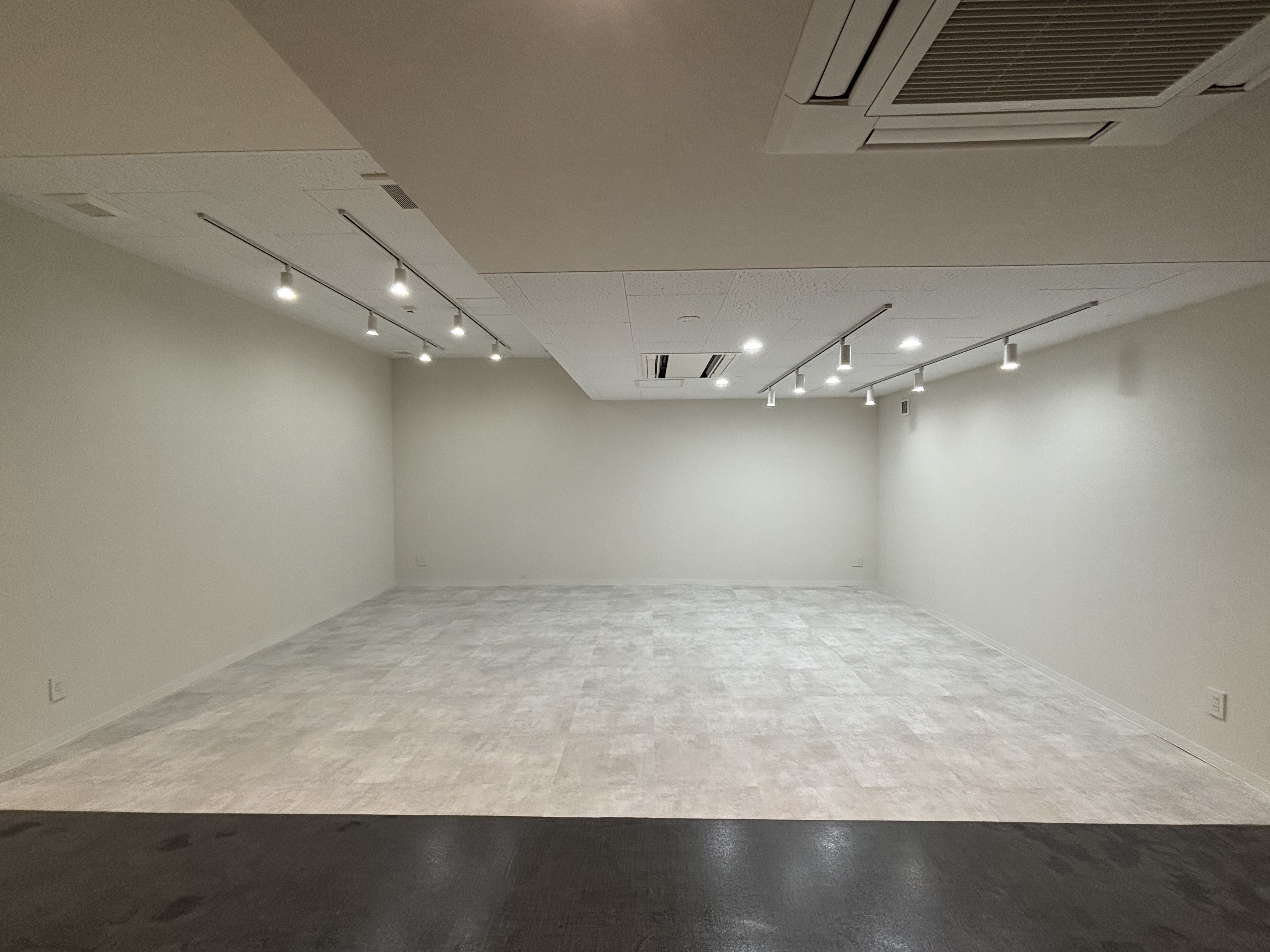 【戸田駅2分】ポップアップや展示会に適した白を基調とした什器も充実したスペース