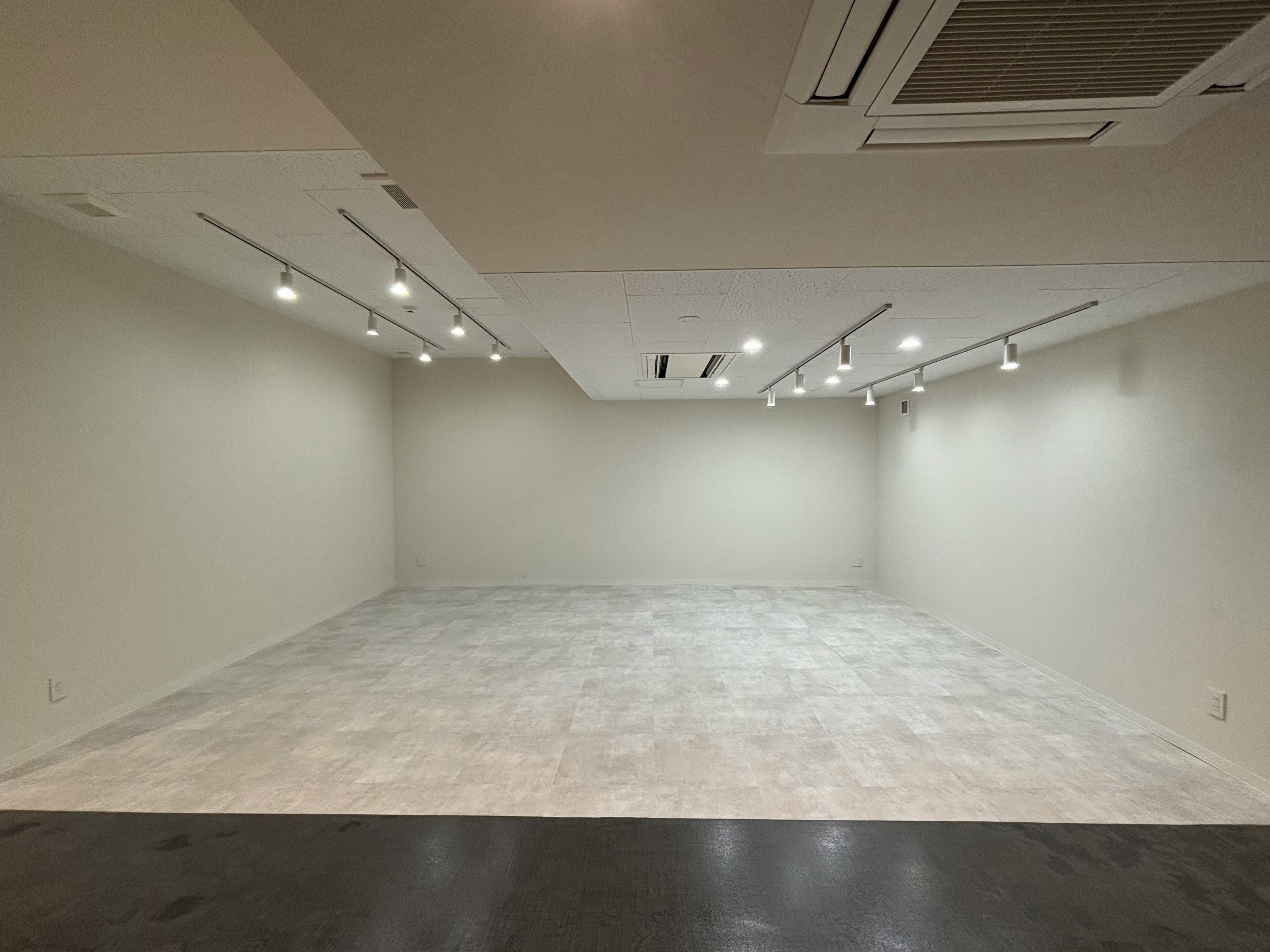 【戸田駅2分】ポップアップや展示会に適した白を基調とした什器も充実したスペース