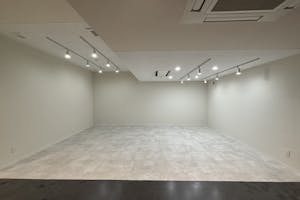 【戸田駅2分】ポップアップや展示会に適した白を基調とした什器も充実したスペース