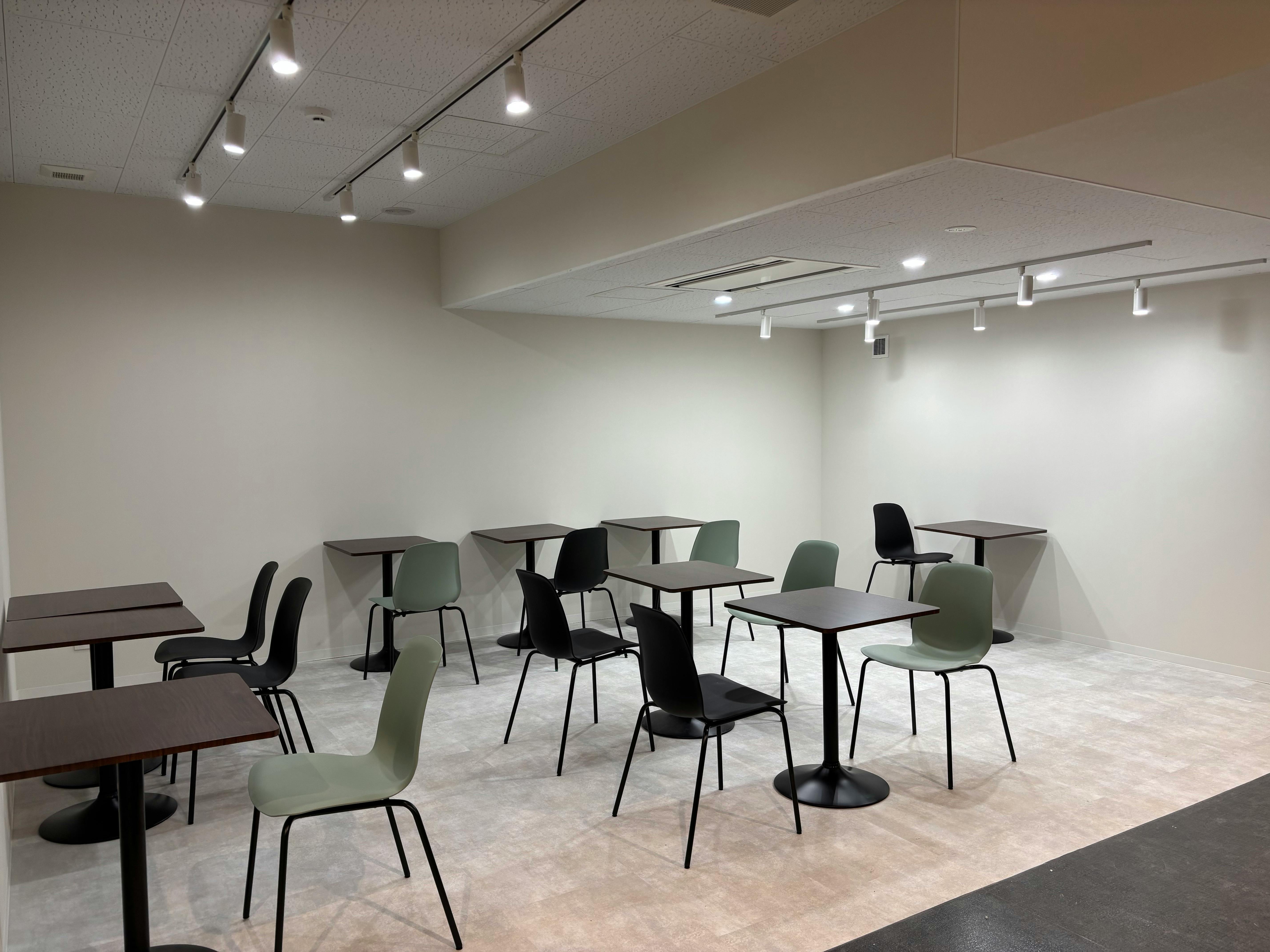 【戸田駅2分】ポップアップや展示会に適した白を基調とした什器も充実したスペース