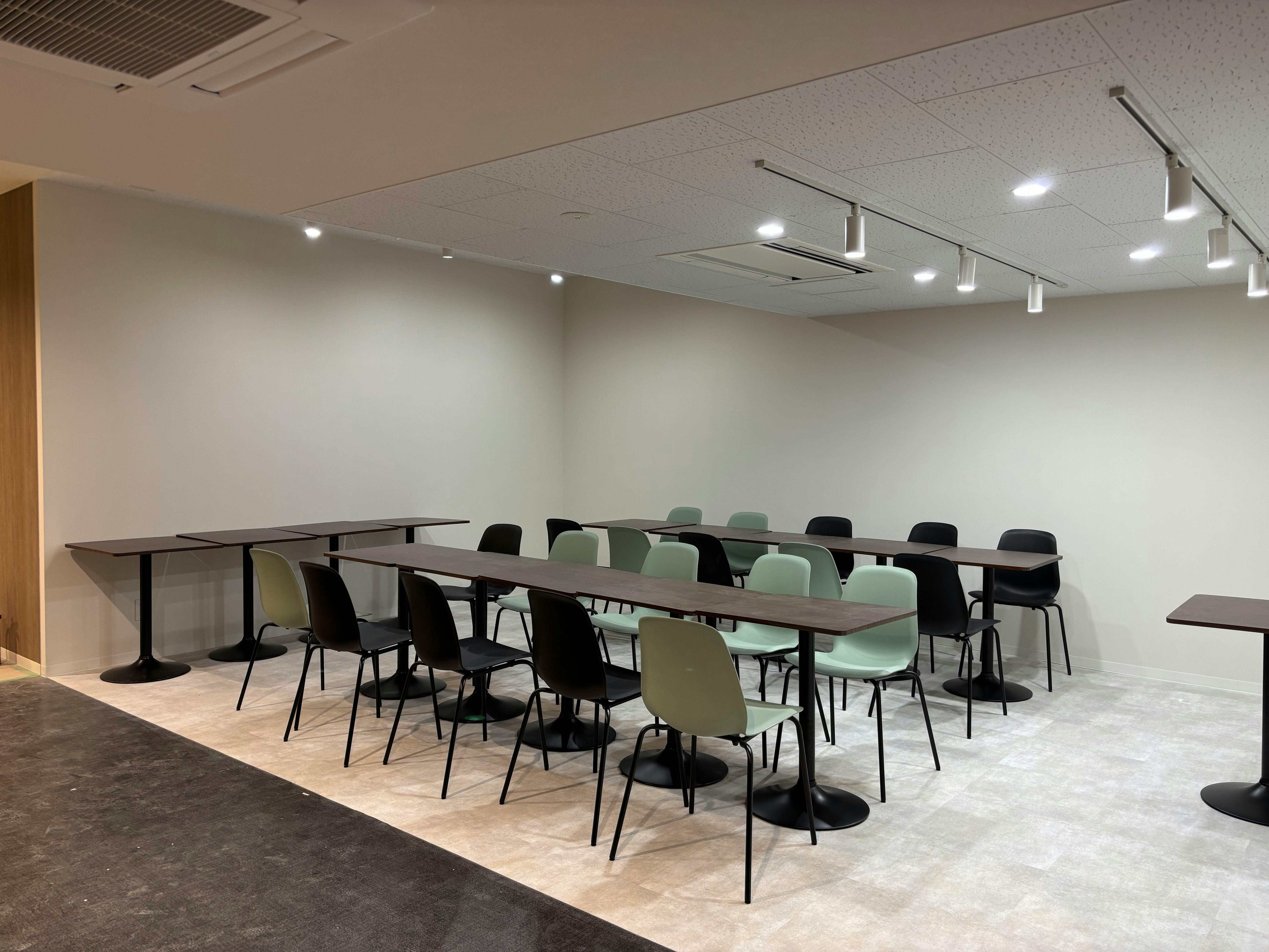 【戸田駅2分】ポップアップや展示会に適した白を基調とした什器も充実したスペース