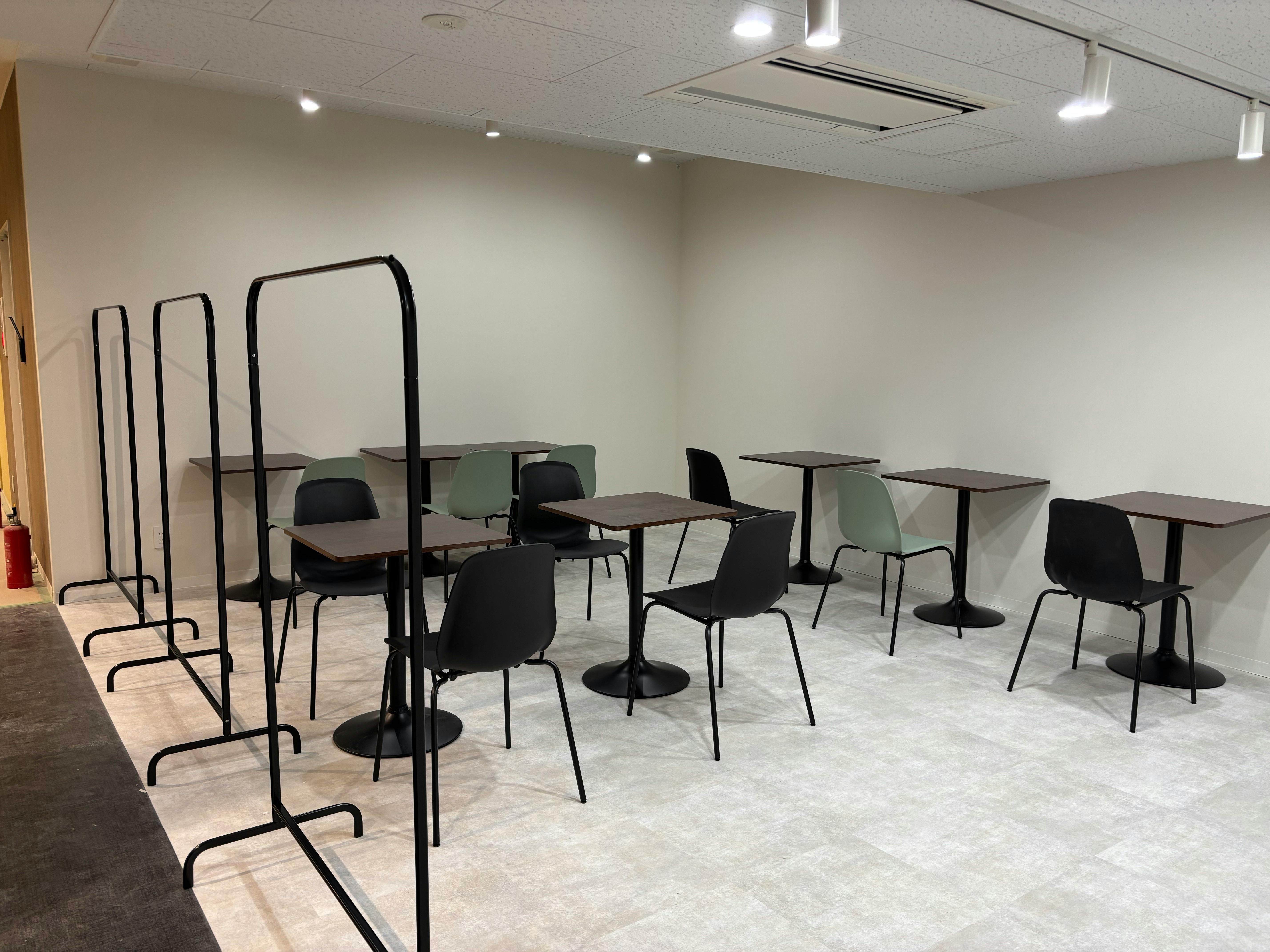 【戸田駅2分】ポップアップや展示会に適した白を基調とした什器も充実したスペース