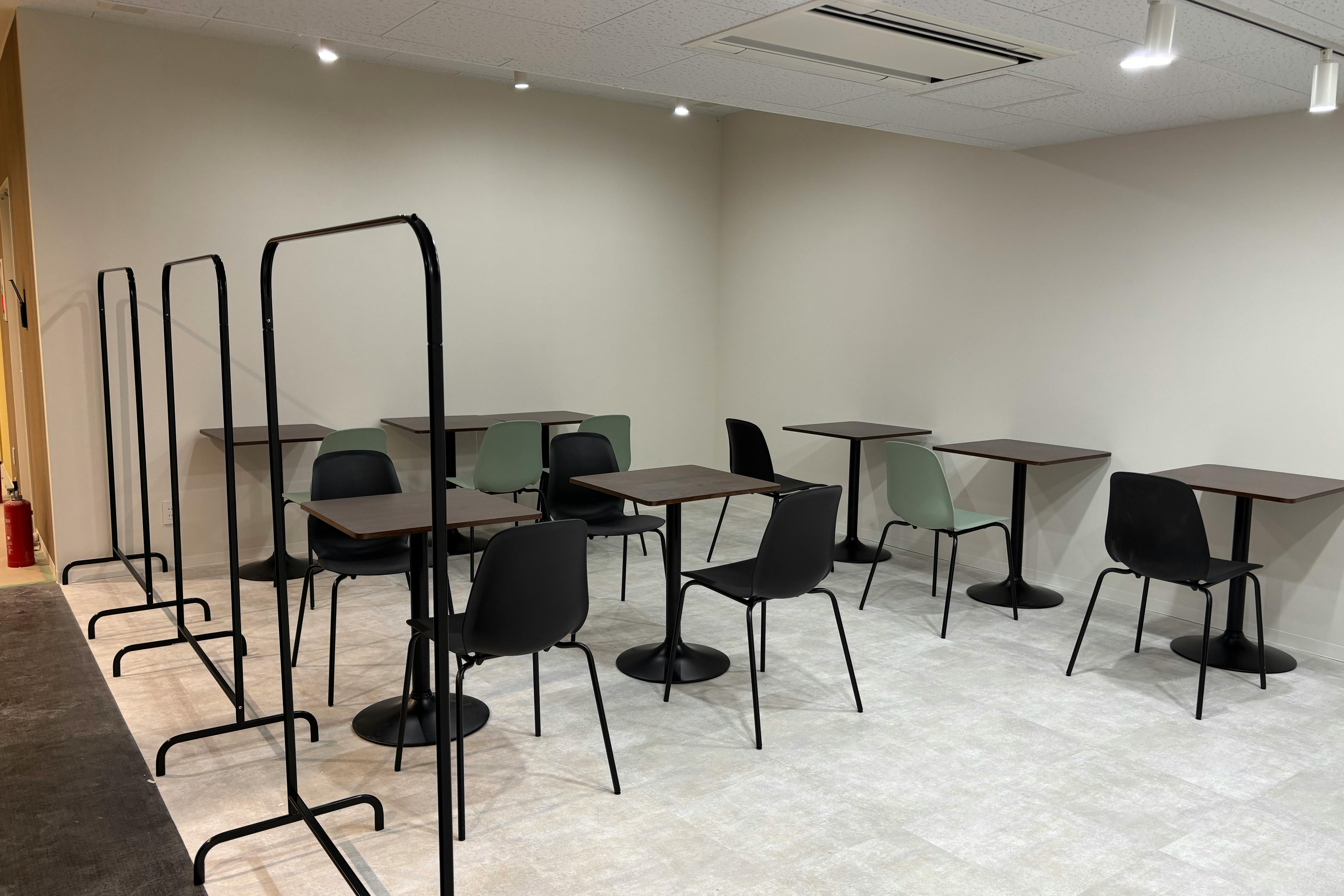 【戸田駅2分】ポップアップや展示会に適した白を基調とした什器も充実したスペース