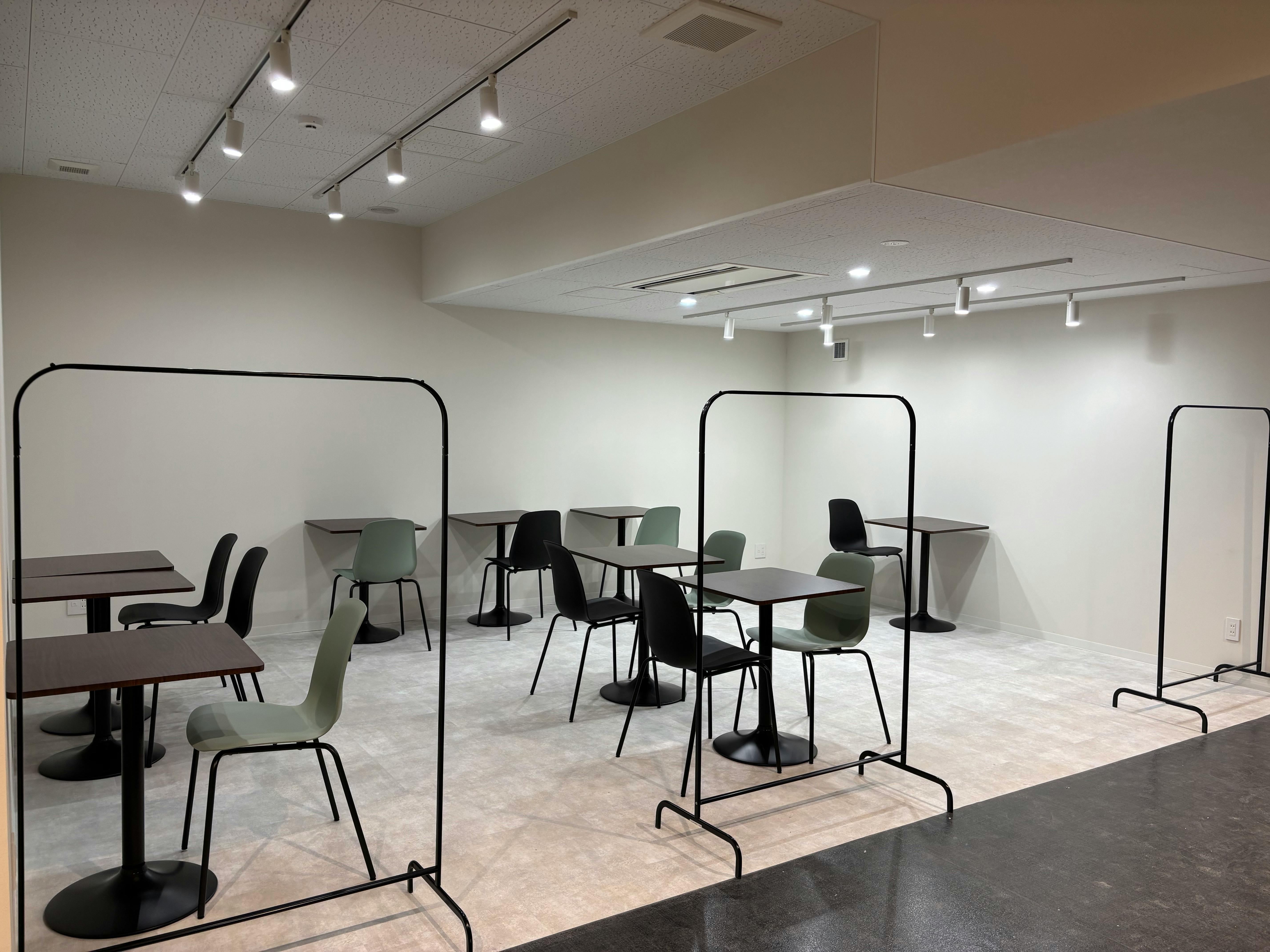 【戸田駅2分】ポップアップや展示会に適した白を基調とした什器も充実したスペース