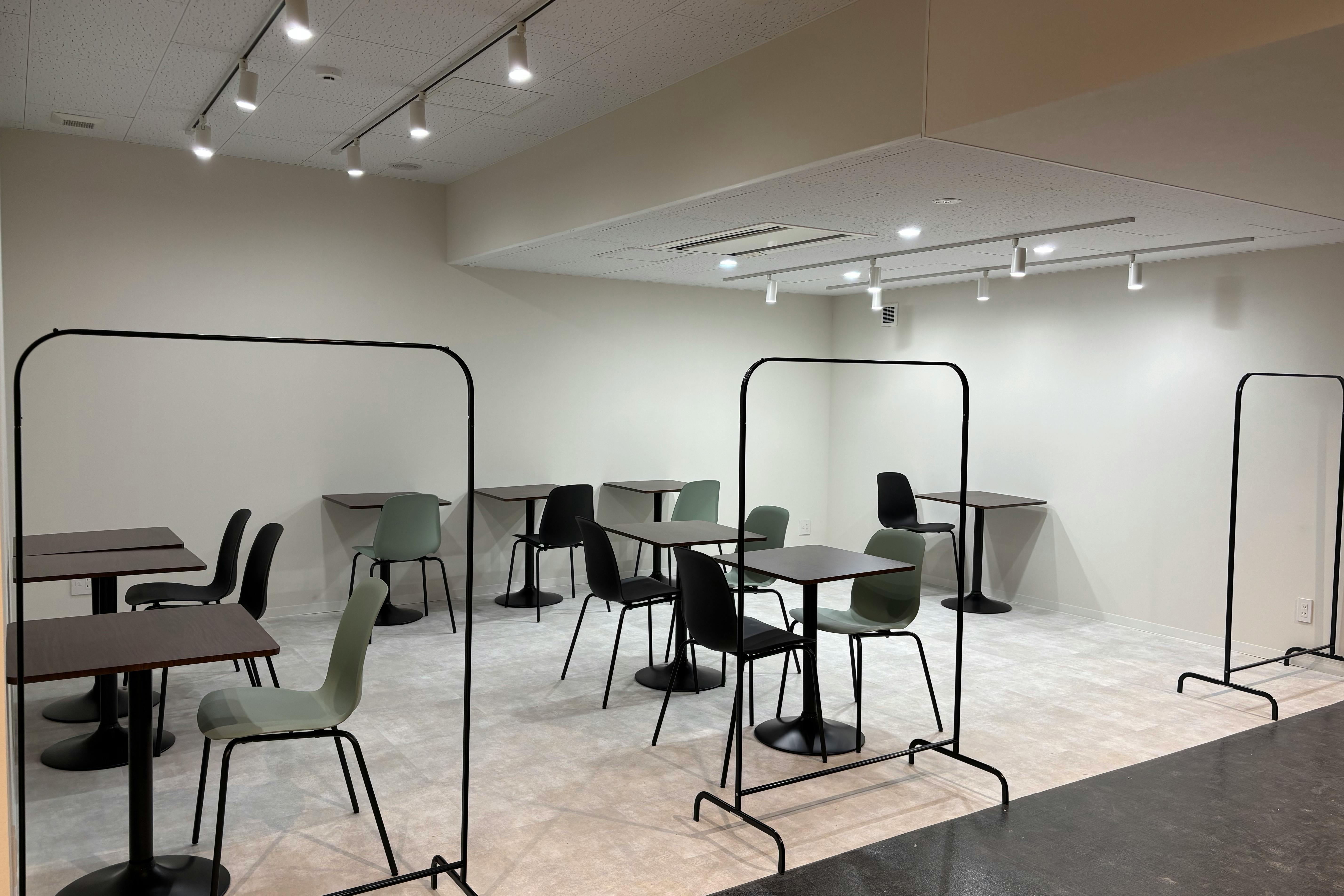 【戸田駅2分】ポップアップや展示会に適した白を基調とした什器も充実したスペース