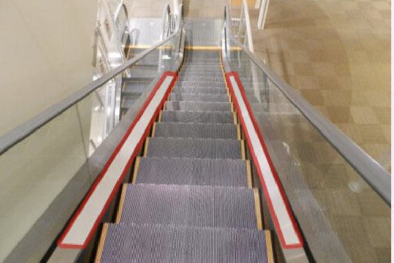 【イオンモール甲府昭和】モール内広告 エスカレーターの画像2