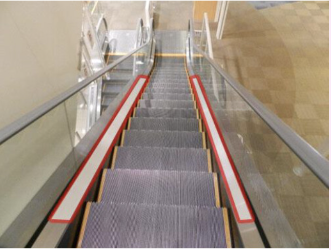 【イオンモール甲府昭和】モール内広告 エスカレーター