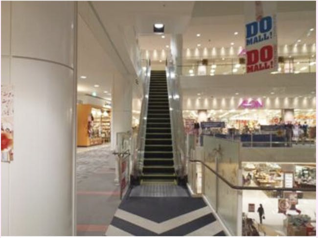 【イオンモール甲府昭和】モール内広告 エスカレーターの画像