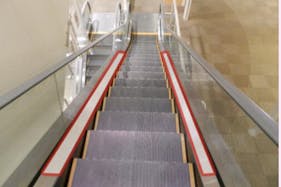 【イオンモール甲府昭和】モール内広告 エスカレーター