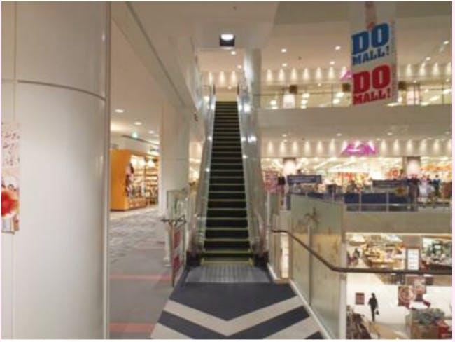 【イオンモール甲府昭和】モール内広告 エスカレーターの画像