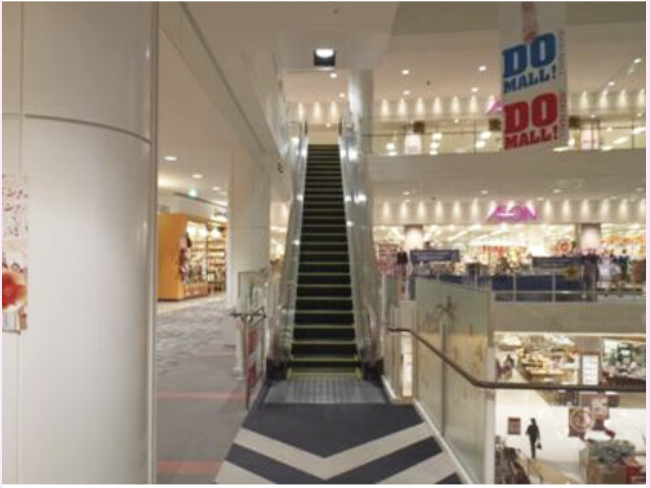 【イオンモール甲府昭和】モール内広告 エスカレーター