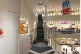 【イオンモール甲府昭和】モール内広告 エスカレーター