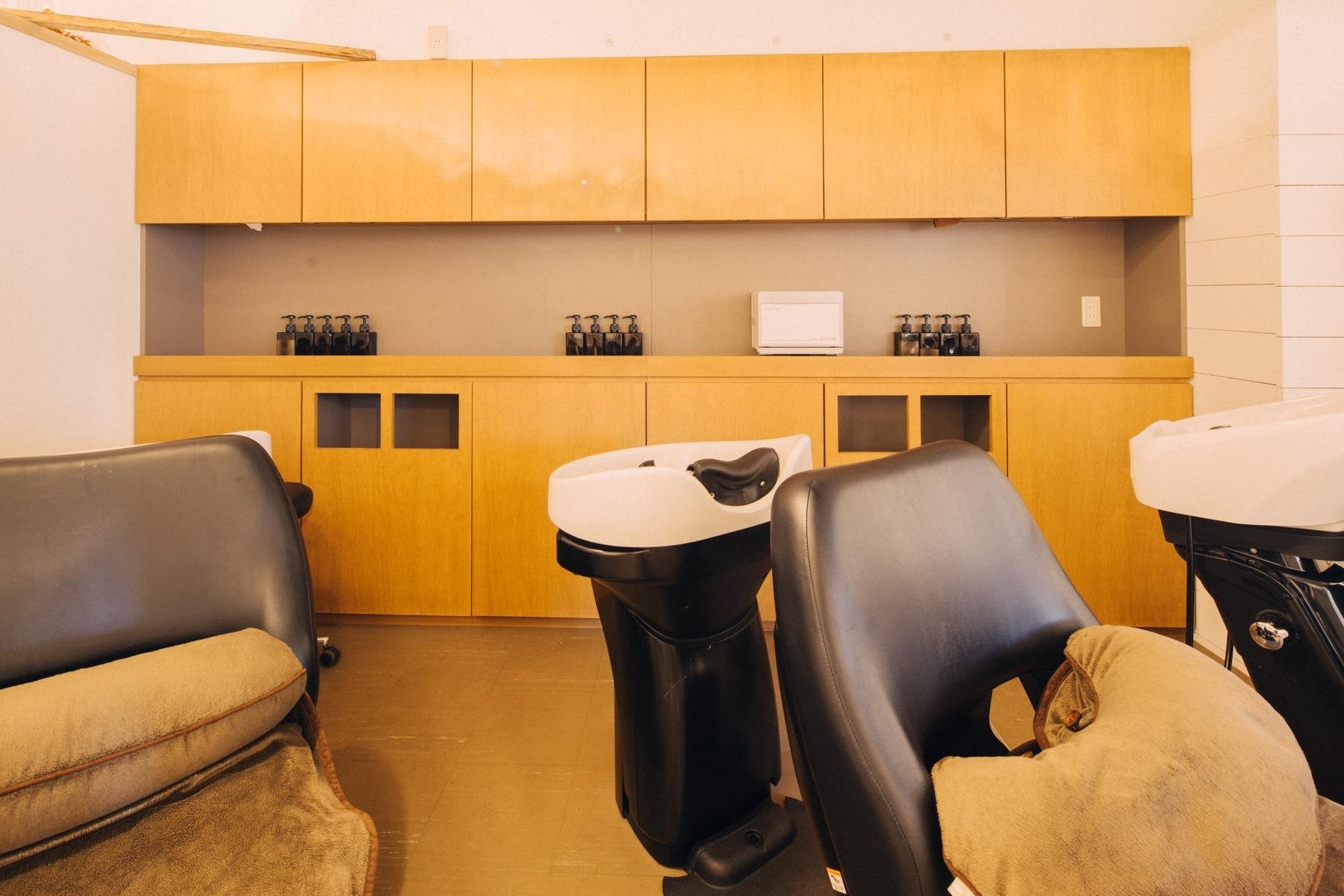 【中目黒駅3分】展示・プロモーションに適した白が基調ナチュラルテイスト美容院内レンタルスペース