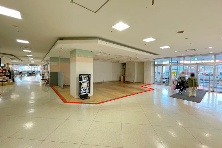 【イオン大網白里店】各種プロモーションイベントに最適な商業施設1階東側出入口横にあるイベントスペースの画像1