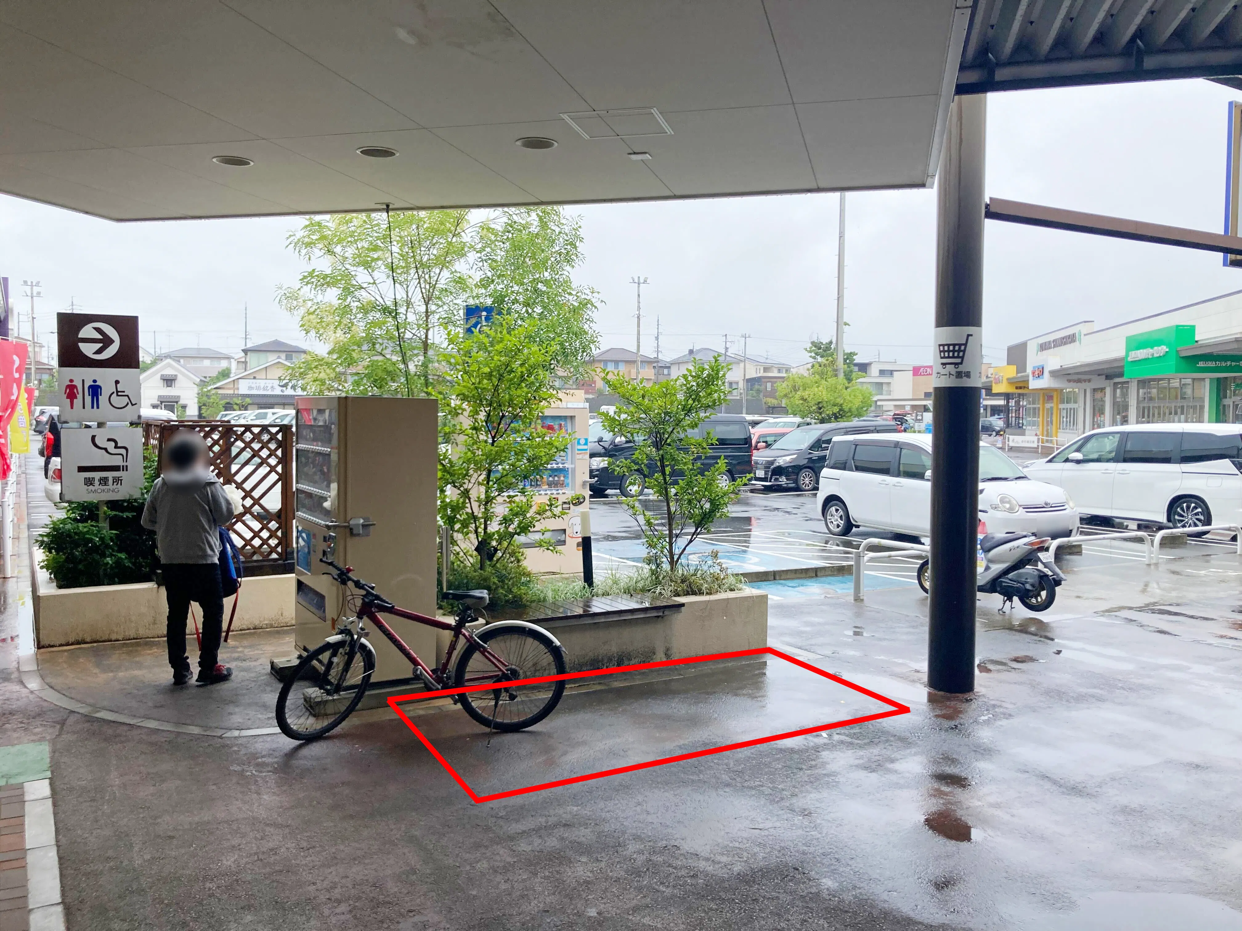 【イオンタウン桑名新西方】電子タバコのPR等のプロモーションイベントに最適な喫煙スペース前にある軒下スペース