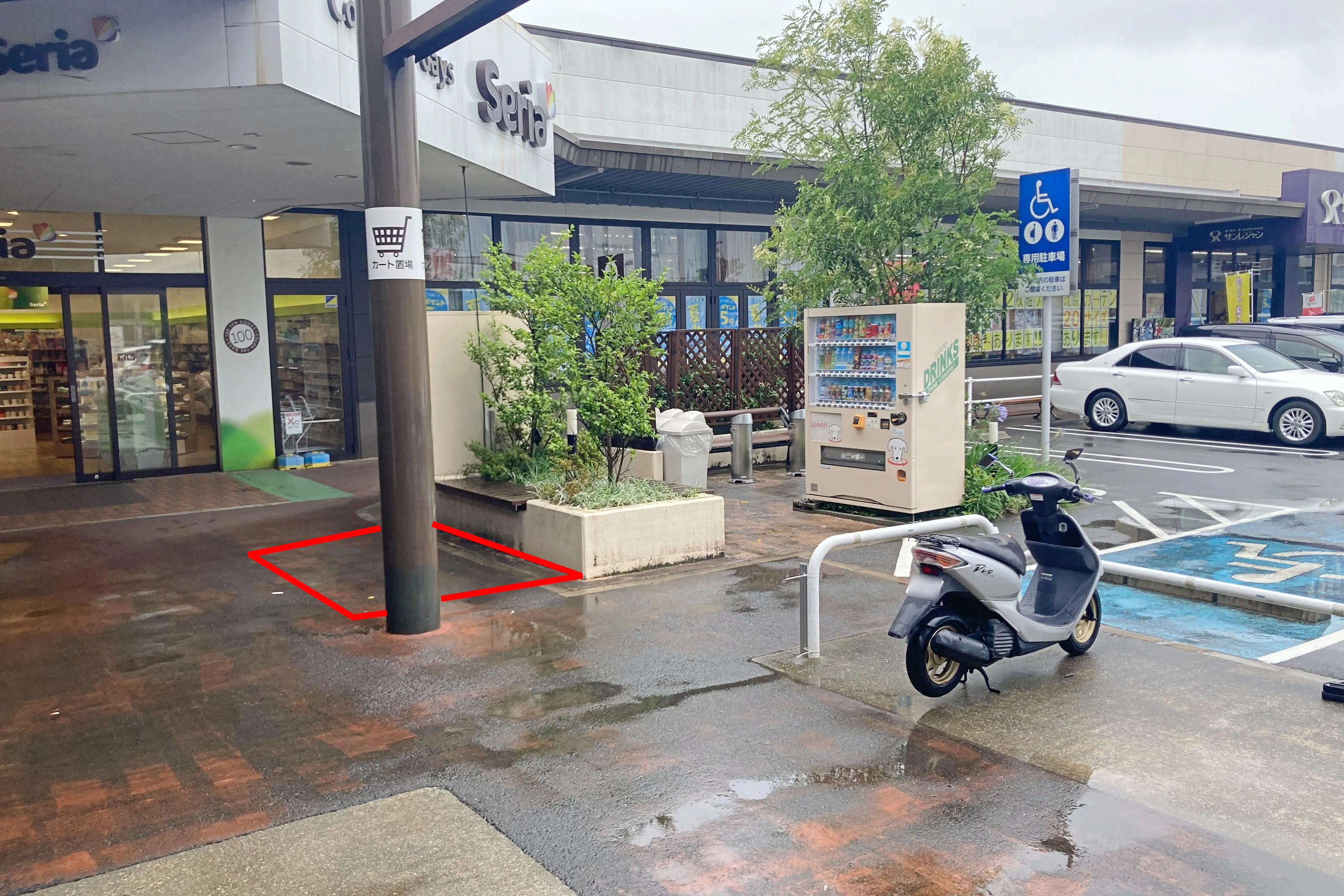 【イオンタウン桑名新西方】電子タバコのPR等のプロモーションイベントに最適な喫煙スペース前にある軒下スペース