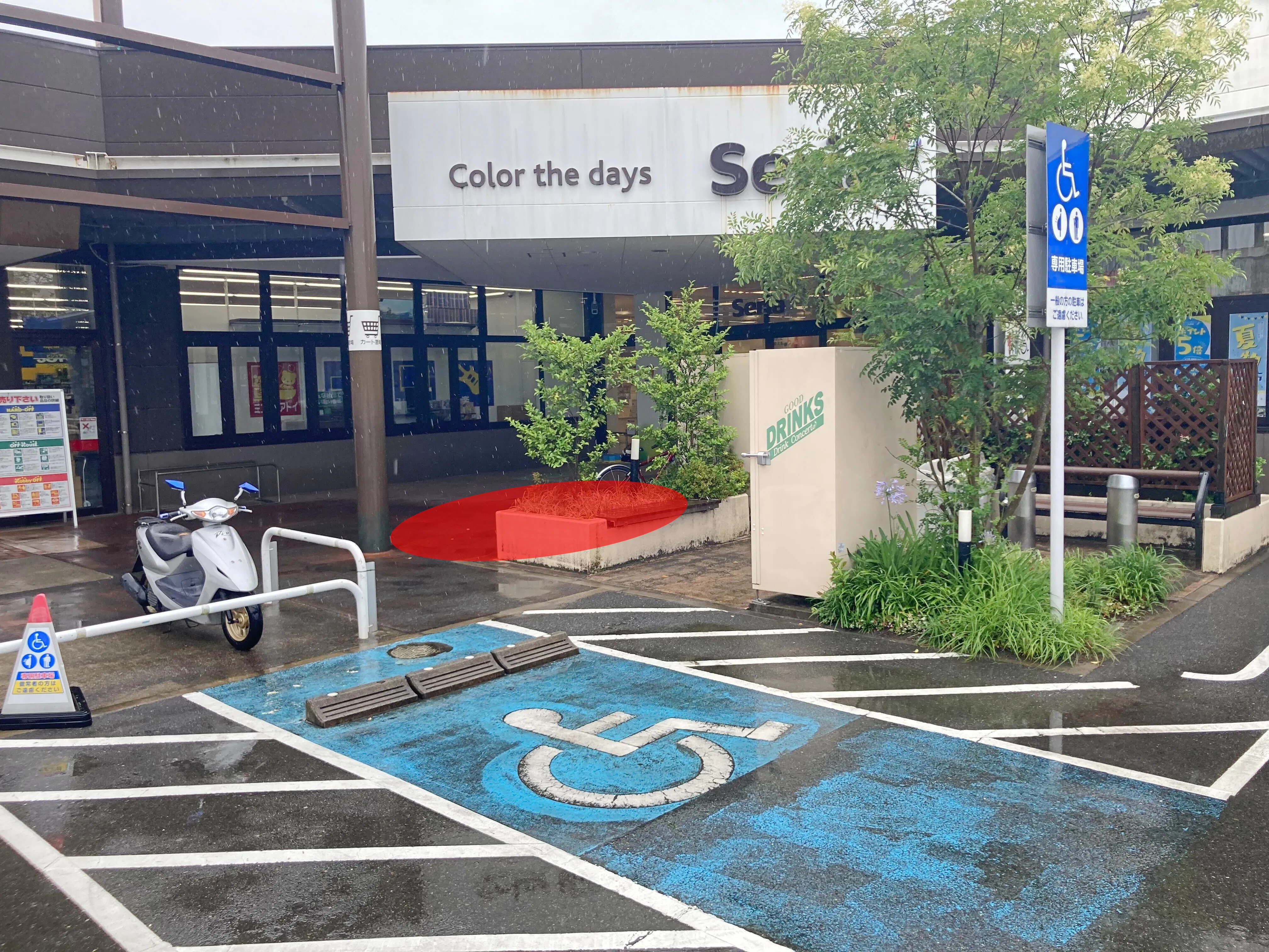 【イオンタウン桑名新西方】電子タバコのPR等のプロモーションイベントに最適な喫煙スペース前にある軒下スペース