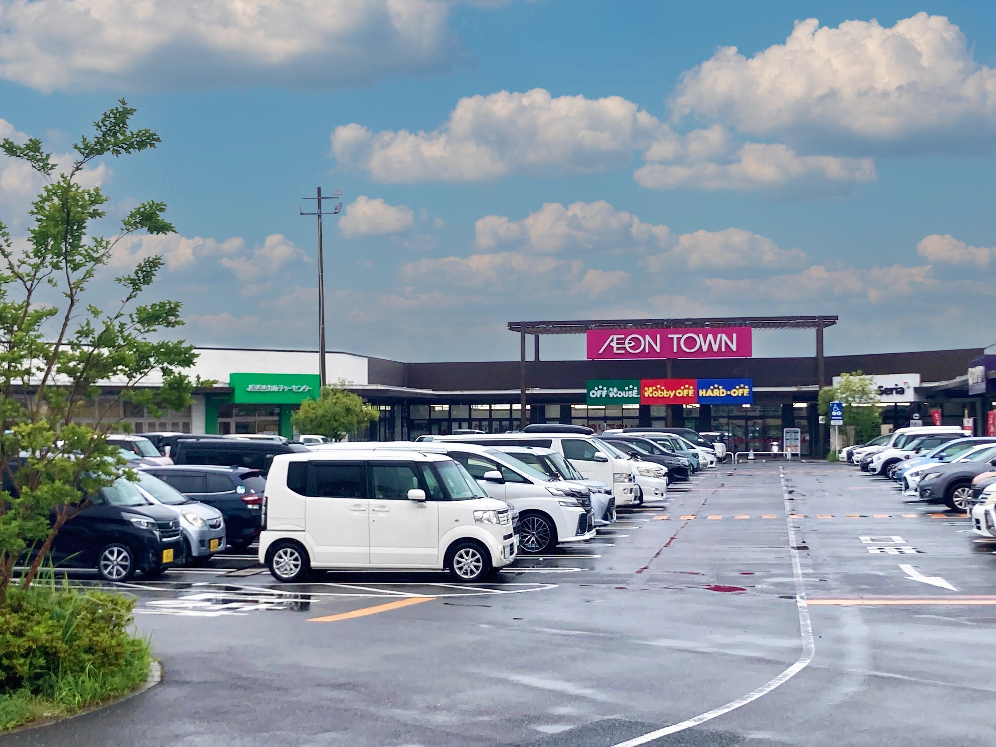 【イオンタウン桑名新西方】電子タバコのPR等のプロモーションイベントに最適な喫煙スペース前にある軒下スペース