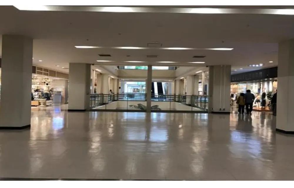 【ららぽーとTOKYO-BAY】南館2F　南Cエスカレーター下(東側)