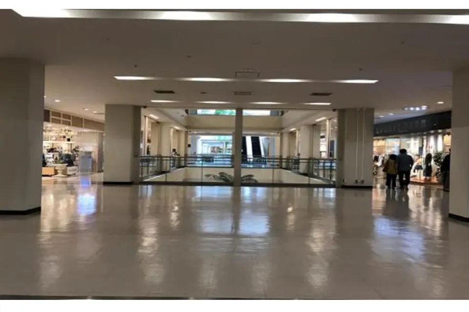 【ららぽーとTOKYO-BAY】南館2F 南Cエスカレーター下(東側)
