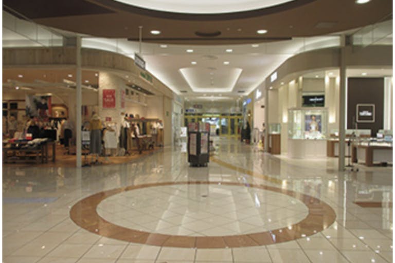 【イオンモール千葉ニュータウン】モール棟1F中央十字路の画像1