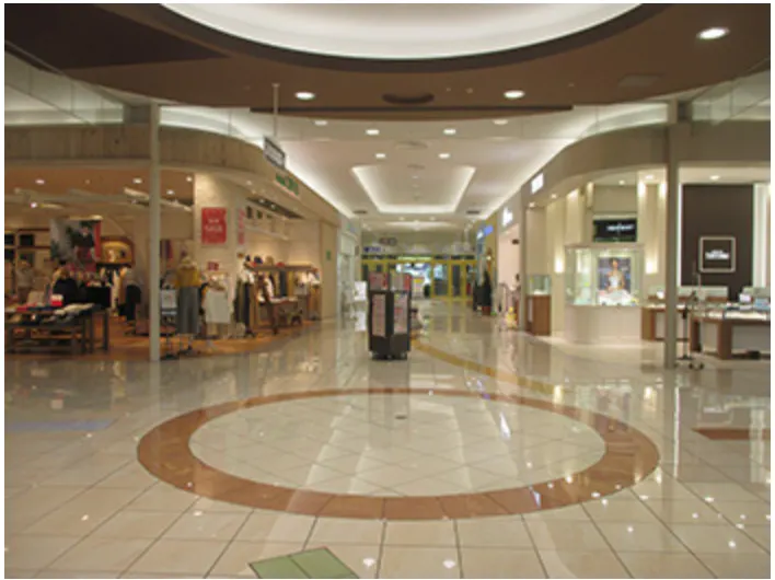 【イオンモール千葉ニュータウン】モール棟1F中央十字路の画像