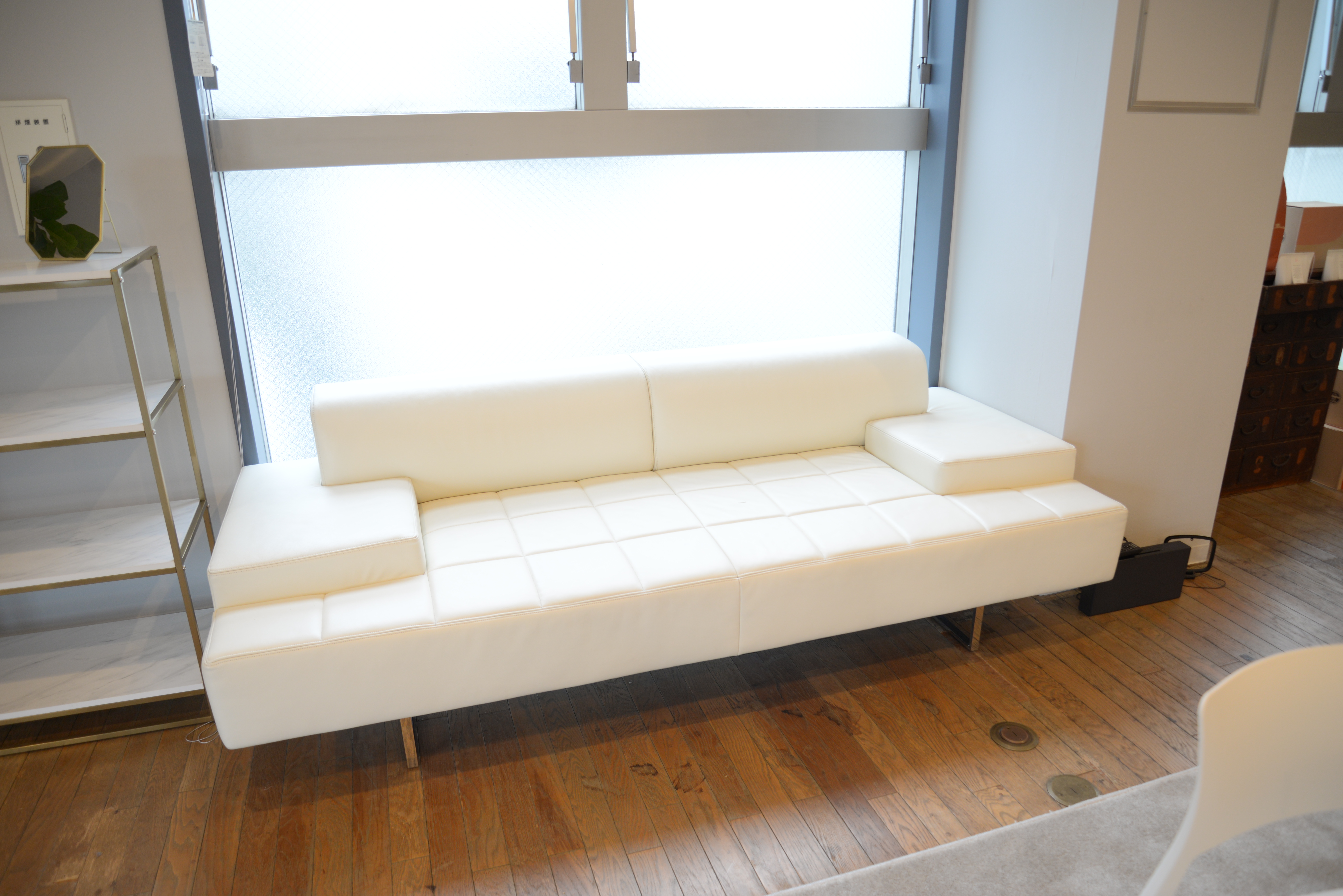 【六本木通り】アパレルの展示会場や販売促進イベント会場に最適なコンクリート壁×ウッド調の床で構成されたスタイリッシュなレンタルスペース