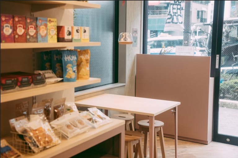 机・椅子あります