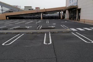 【ミスターマックス 岡山西店】駐車場(中央) 販促プロモーションや物販用途に最適な総合ディスカウントストアの催事イベントスペース