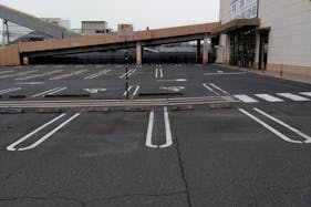 【ミスターマックス 岡山西店】駐車場(中央) 販促プロモーションや物販用途に最適な総合ディスカウントストアの催事イベントスペース