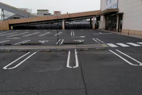 【ミスターマックス 岡山西店】駐車場(中央) 販促プロモーションや物販用途に最適な総合ディスカウントストアの催事イベントスペース