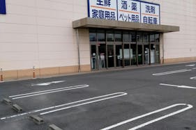 【ミスターマックス 岡山西店】駐車場(中央) 販促プロモーションや物販用途に最適な総合ディスカウントストアの催事イベントスペース