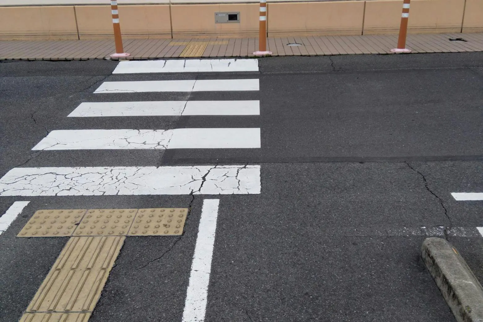 【ミスターマックス 岡山西店】駐車場（中央） 販促プロモーションや物販用途に最適な総合ディスカウントストアの催事イベントスペース