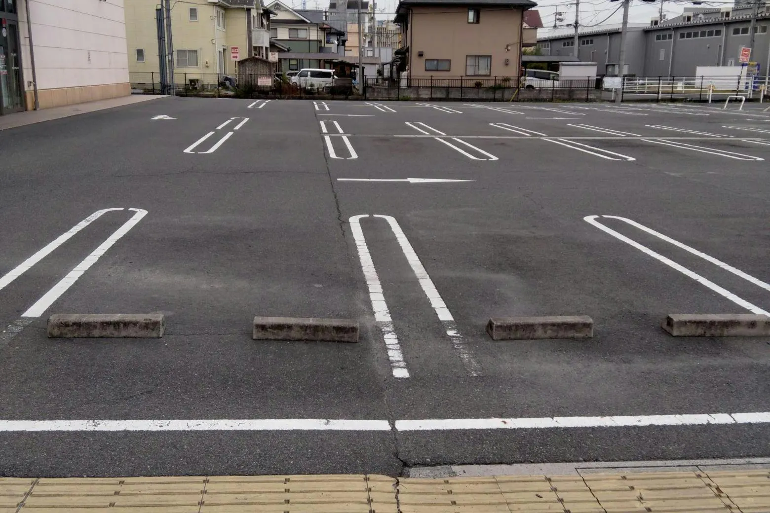 【ミスターマックス 岡山西店】駐車場（中央） 販促プロモーションや物販用途に最適な総合ディスカウントストアの催事イベントスペース