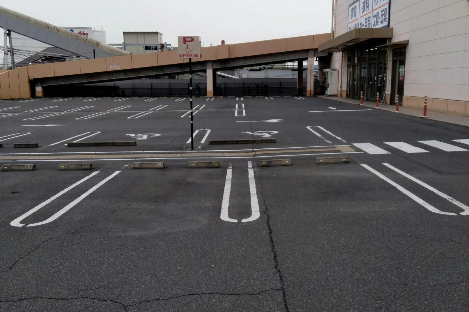 【ミスターマックス 岡山西店】駐車場（中央） 物販用途に最適な総合ディスカウントストアの催事イベントスペース