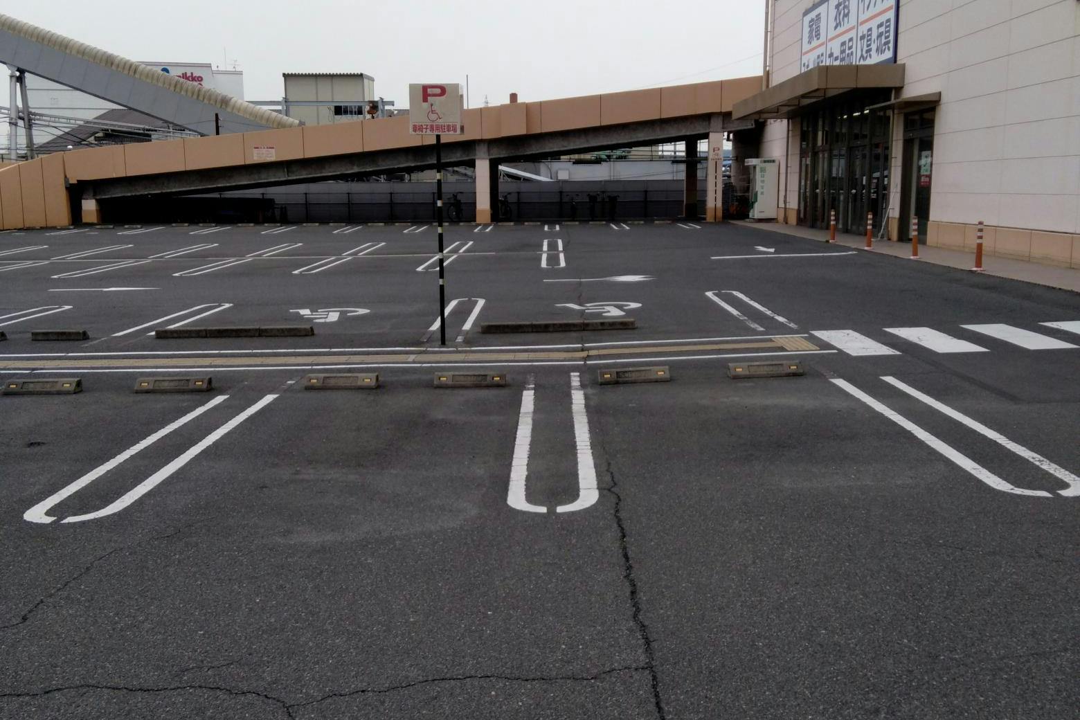 【ミスターマックス 岡山西店】駐車場（中央） 物販用途に最適な総合ディスカウントストアの催事イベントスペース