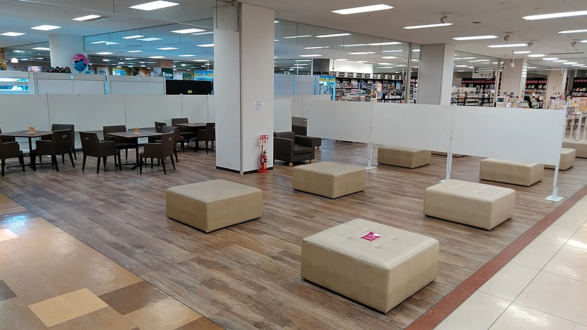 【イオン豊橋南SC】各種プロモーションや物販、食物販のポップアップストアに最適なフードコート横Aスペース