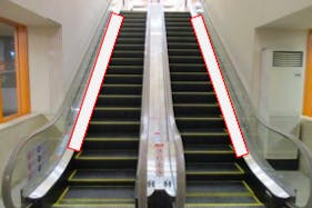 【イオンモール盛岡】モール内広告 エスカレーター足元レール