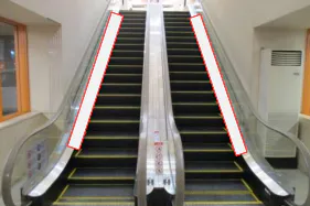 【イオンモール盛岡】モール内広告 エスカレーター足元レール