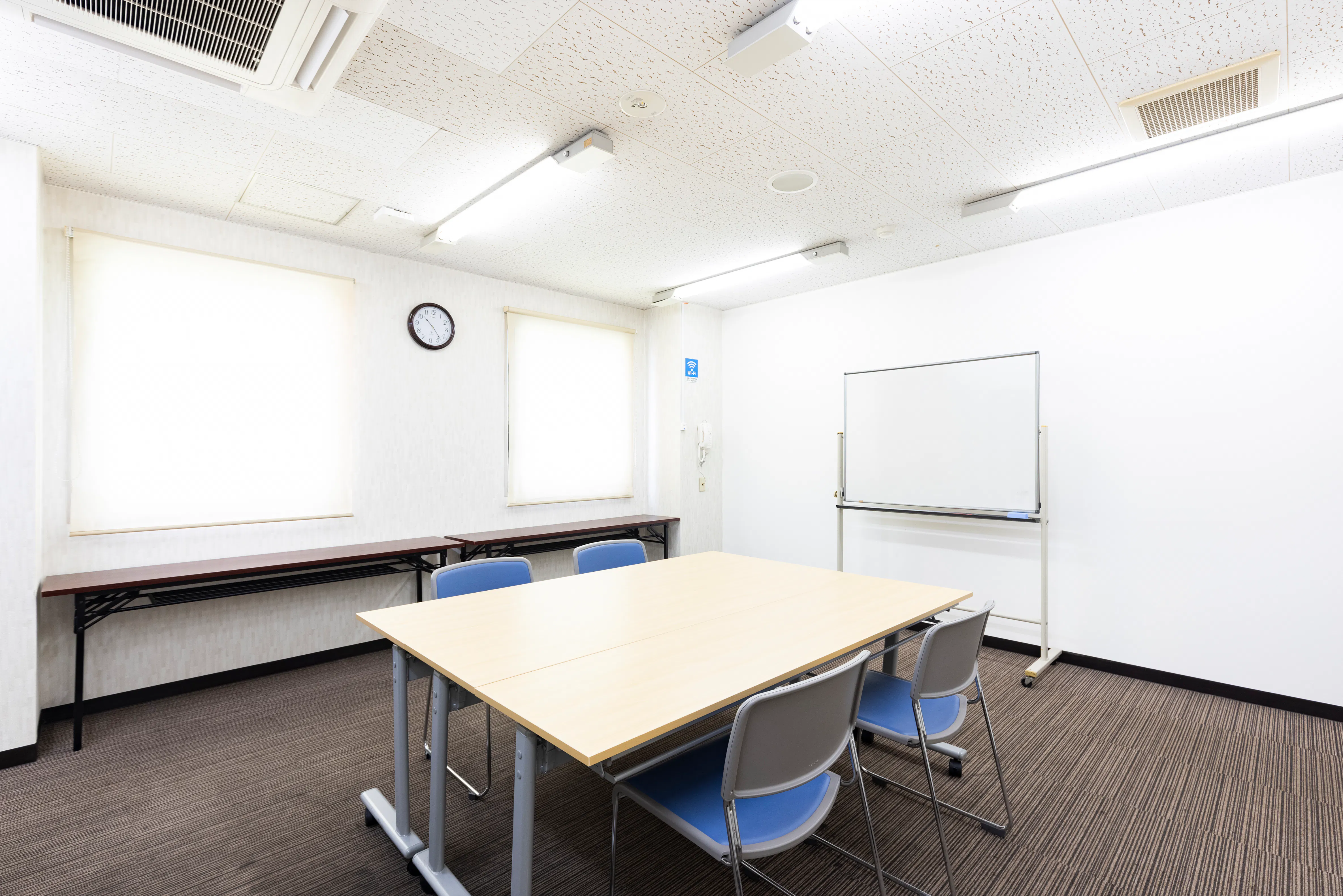 【八代駅】小規模の会議・セミナーやワークショップに適した熊本八代の繁華街「本町」入口にあるスクリーンやプロジェクター設備完備したホテル内小会議室スペース(24㎡)