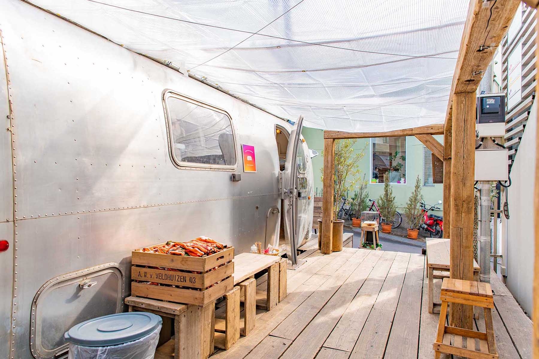 雨よけのタープが設置されていますので、雨天時も屋外展示が可能です