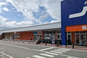 【ミスターマックス 春日店】食品側入口ATM左側軒下 キッチンカーに最適な総合ディスカウントストアの催事イベントスペース