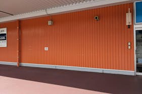 【ミスターマックス 春日店】食品側入口ATM左側軒下 キッチンカーに最適な総合ディスカウントストアの催事イベントスペース