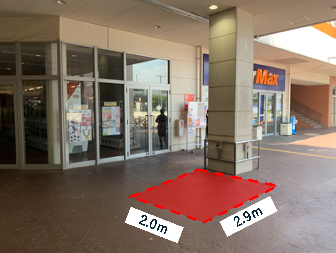 【ミスターマックス 新習志野店】ミスターマックス入口横柱周り（店外） 販促プロモーションや物販用途に最適な総合ディスカウントストアの催事イベントスペース