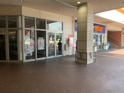 【ミスターマックス 新習志野店】ミスターマックス入口横柱周り（店外） 販促プロモーションや物販用途に最適な総合ディスカウントストアの催事イベントスペース