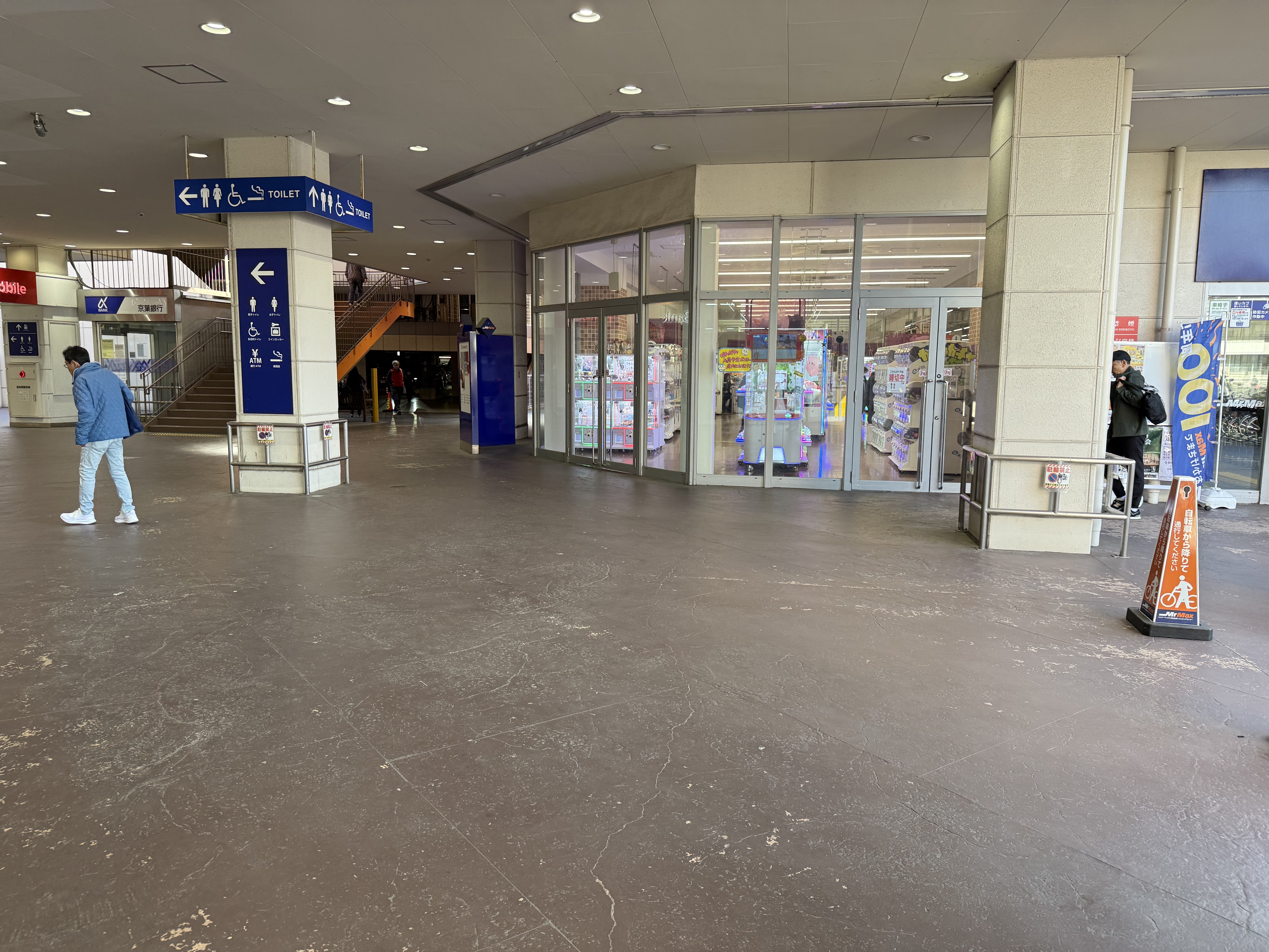 【ミスターマックス 新習志野店】ミスターマックス入口横柱周り（店外） 販促プロモーションや物販用途に最適な総合ディスカウントストアの催事イベントスペース